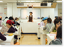 リーダー会員は、勉強したことを、お料理教室という活動の場で発表します。
