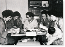 1963年、リーダー会員の自宅を開放し、地域の人々に向けた「月例勉強会」を始める。