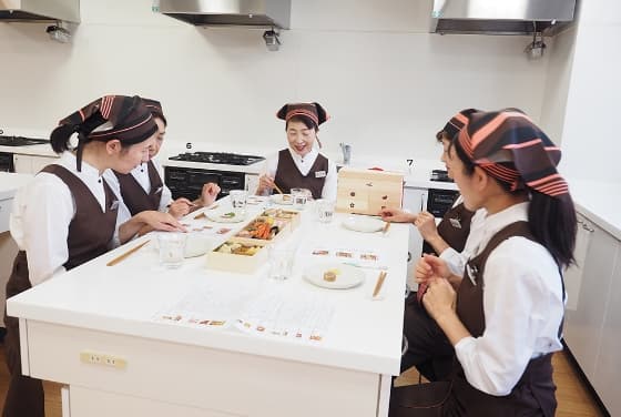 オリジナルおせちの試食会の様子